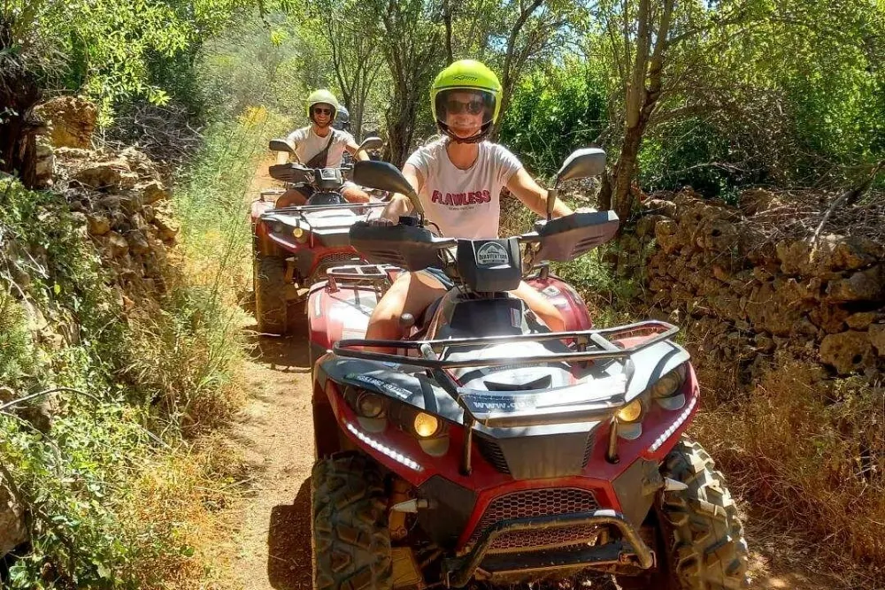 Quad auf unbefestigten Wegen durch die Landschaft der Algarve