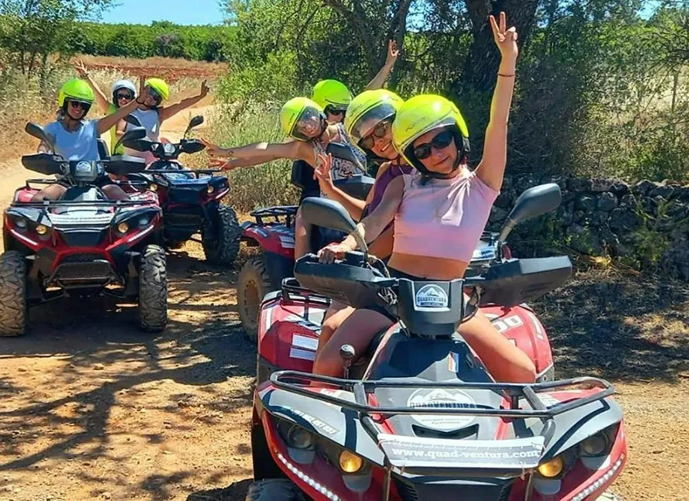 Quad auf einem Feldweg zwischen Olivenhainen